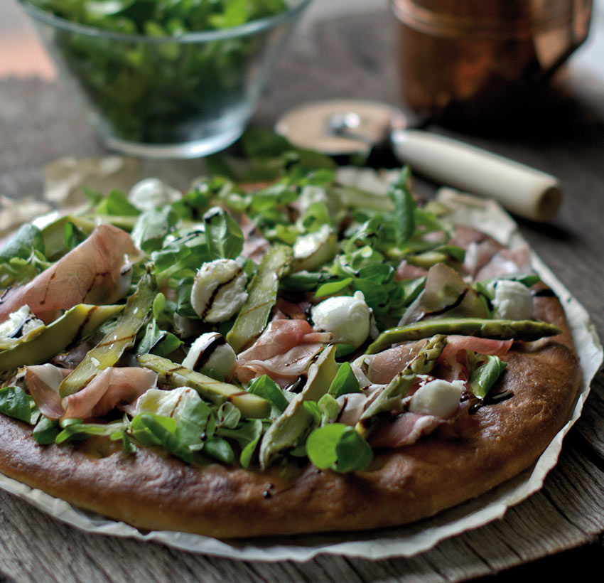 focaccia-di-farro-con-bocconcini-di-neve-asparagi-speck-grande