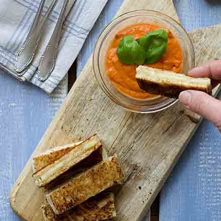 Sandwiches grigliati con Formaggetta e salsa ai peperoni