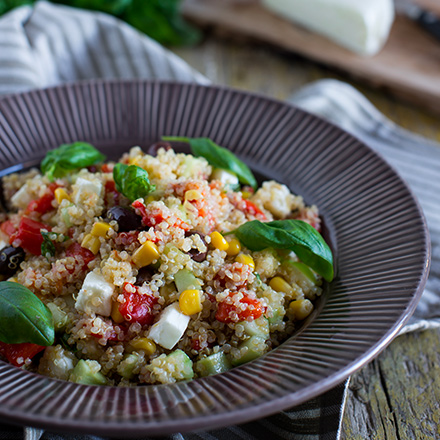 Insalata di quinoa mediterranea