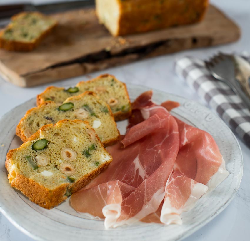 Cake salato con asparagi, nocciole e Sarazzu