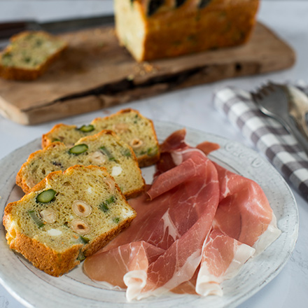 Cake salato con asparagi, nocciole e Sarazzu piccola