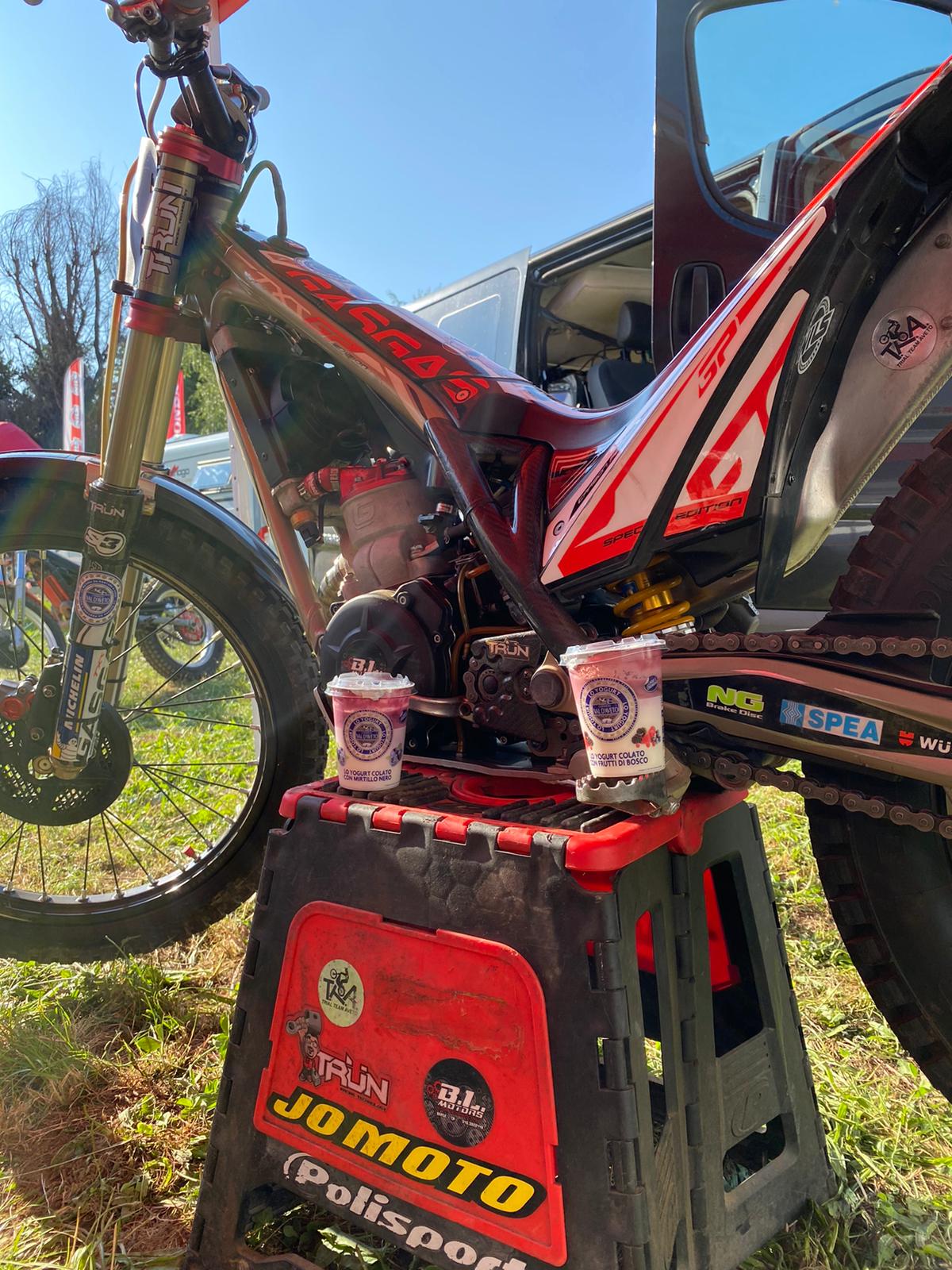 Caseificio Val D’Aveto rinnova il suo impegno nello sport e dopo la partnership - ormai consolidata - con il Genoa CFC, diventa sponsor tecnico del Trial Team Aveto, scuderia ligure che partecipa al Campionato italiano Trial. L'associazione sportiva dilettantistica "Trial Team Aveto" nasce nel 2008 a Santo Stefano d'Aveto, con lo scopo di mettere in luce il Trial attraverso l'organizzazione di eventi sportivi e non solo, coinvolgendo sempre più appassionati delle due ruote. La squadra é particolarmente legata al territorio: il team è infatti composto da ottimi talenti, soprattutto giovani, tutti residenti in Val D’Aveto. Secondo i termini dell’accordo, il marchio Caseificio Val D’Aveto sarà presente sulle moto da competizione, sulle tute dei piloti e nei materiali dedicati al marketing.