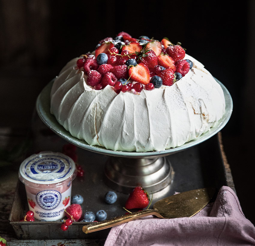 PAVLOVA CON YOGURT ALLA FRAGOLA E FRUTTI ROSSI sm