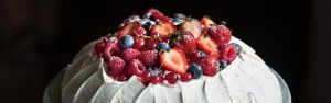 PAVLOVA CON YOGURT ALLA FRAGOLA E FRUTTI ROSSI ps