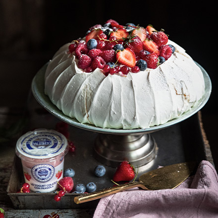 PAVLOVA CON YOGURT ALLA FRAGOLA E FRUTTI ROSSI sm