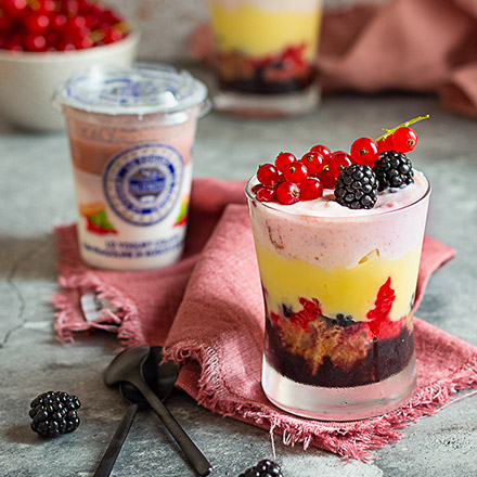 TRIFLE ALLO YOGURT E FRUTTI DI BOSCO sm