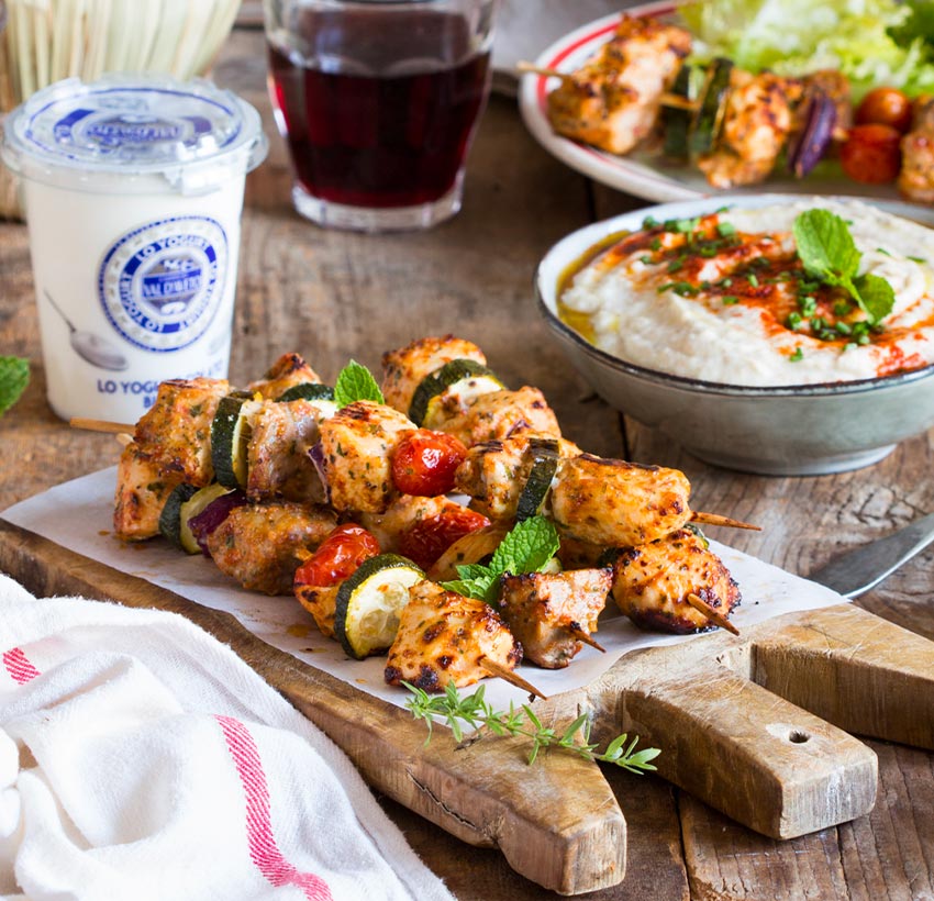 SPIEDINI DI CARNE CON CREMA ALLO YOGURT E MELANZANE