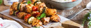 SPIEDINI DI CARNE CON CREMA ALLO YOGURT E MELANZANE