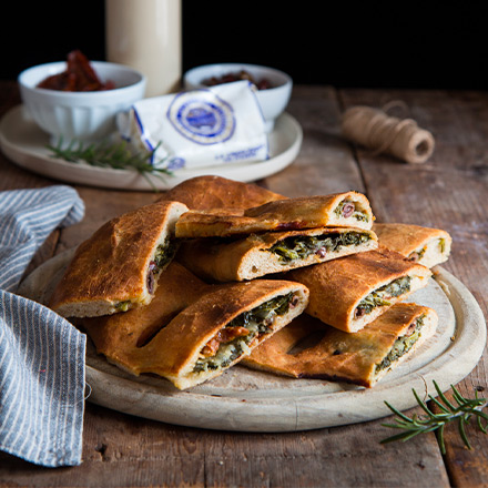 FOUGASSE RIPIENA DI CRESCENZA FRIARIELLI E OLIVE