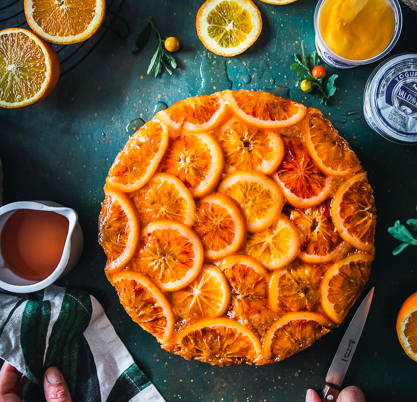 Torta rovesciata all’arancia con mandorle e yogurt colato con miele di tiglio