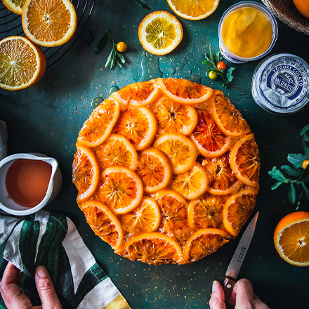 Torta rovesciata all’arancia con mandorle e yogurt colato con miele di tiglio