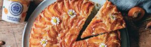 Torta con Yogurt Colato con albicocche e mandorle