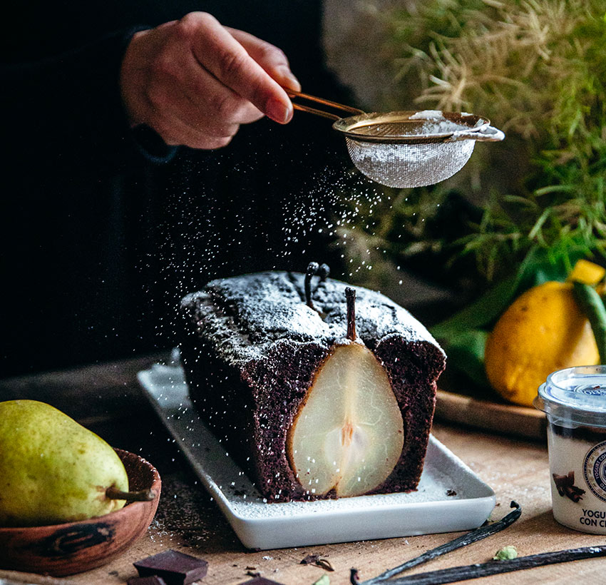 Cake al farro, triplo cioccolato e pere al tè bianco speziate