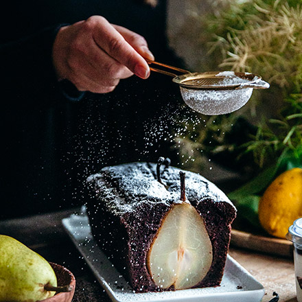 Cake al farro, triplo cioccolato e pere al tè bianco speziate