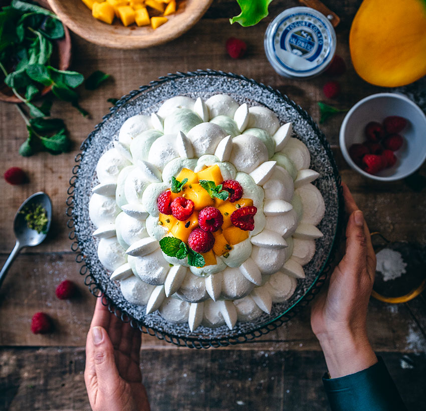 Torta Boulle di meringa con cream al pistacchio, mango e lamoni