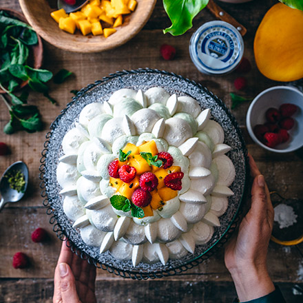 Torta Boulle di meringa con cream al pistacchio, mango e lamoni