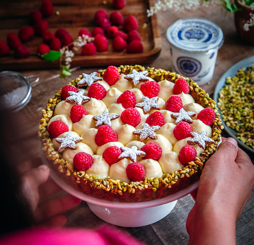 Frolla rustica con yogurt, pistacchi e pasticcera ai lamponi