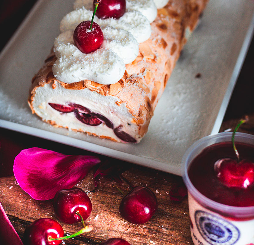 Rotolo di meringa e yogurt colato con ciliegie