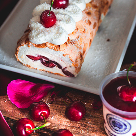 Rotolo di meringa e yogurt colato con ciliegie