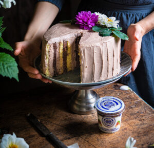 Vertical cake con yogurt colato con pralinato croccante