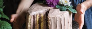 Vertical cake con yogurt colato con pralinato croccante