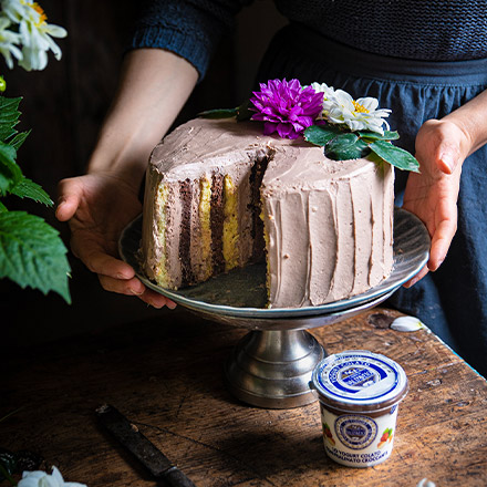 Vertical cake con yogurt colato con pralinato croccante