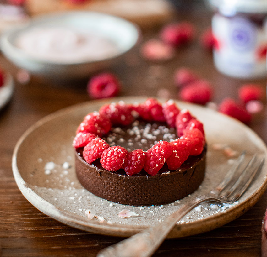 Mini tarts con frosting allo Yogurt Colato con lamponi e ganache al cioccolato fondente