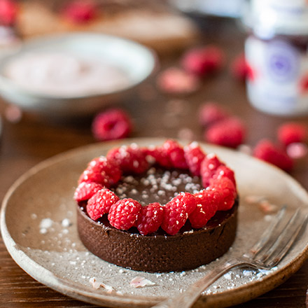 Mini tarts con frosting allo Yogurt Colato con lamponi e ganache al cioccolato fondente