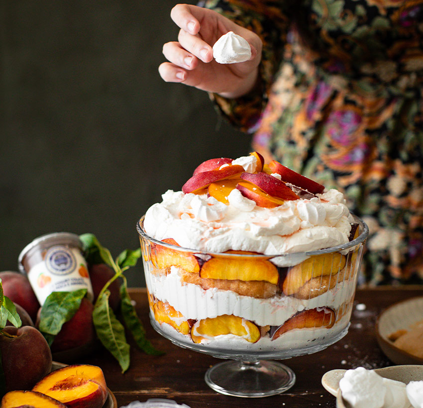Trifle meringato con Yogurt Colato Pesca e Amaretto