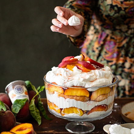 Trifle meringato con Yogurt Colato Pesca e Amaretto