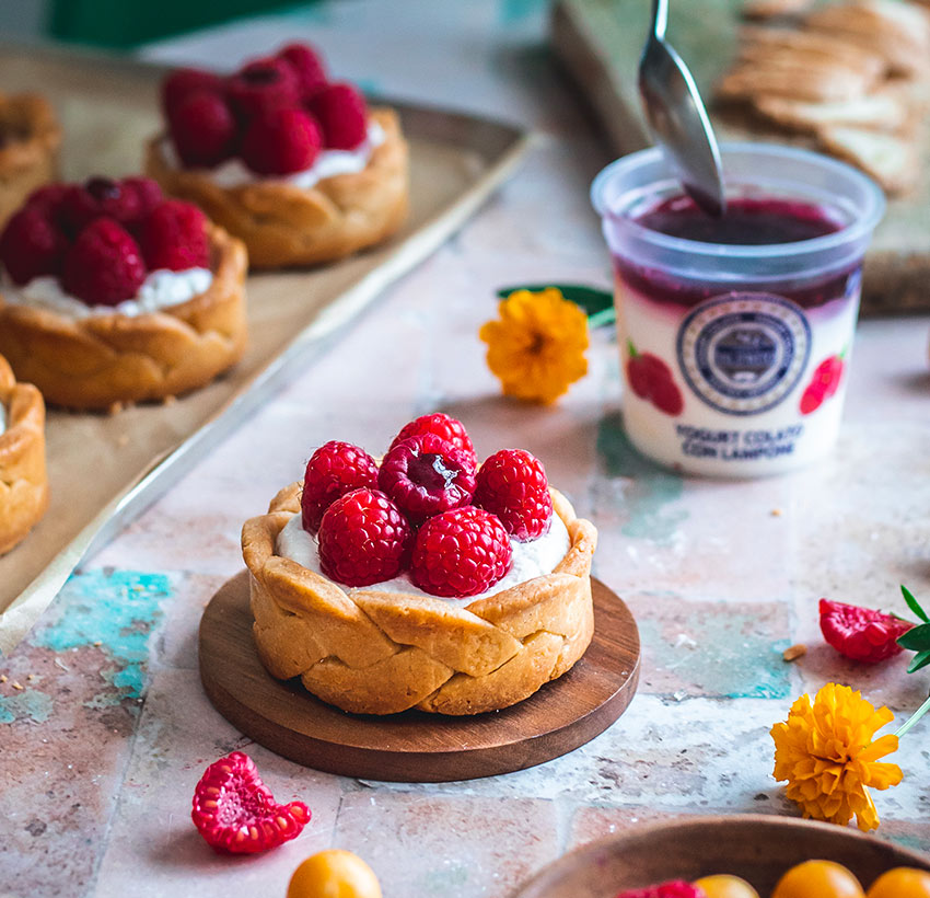Cestini con cremoso alla panna e yogurt colato con lamponi con cupola di isomalto