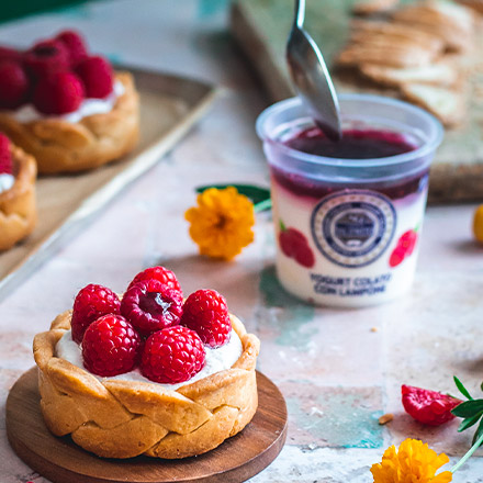 Cestini con cremoso alla panna e yogurt colato con lamponi con cupola di isomalto