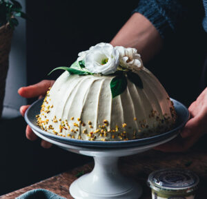Zuccotto Tiramisù con Yogurt Colato con Pistacchio