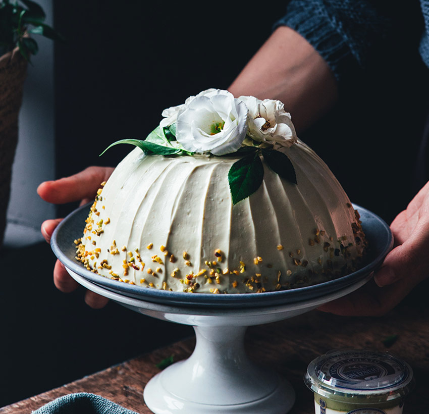 Zuccotto Tiramisù con Yogurt Colato con Pistacchio