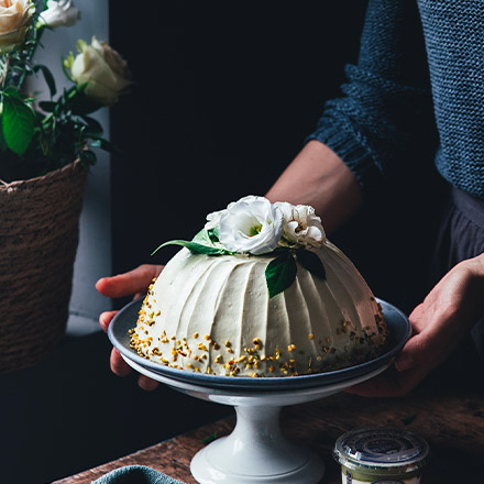 Zuccotto Tiramisù con Yogurt Colato con Pistacchio