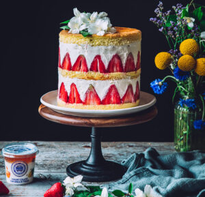 Torta di fragole con yogurt colato con miele