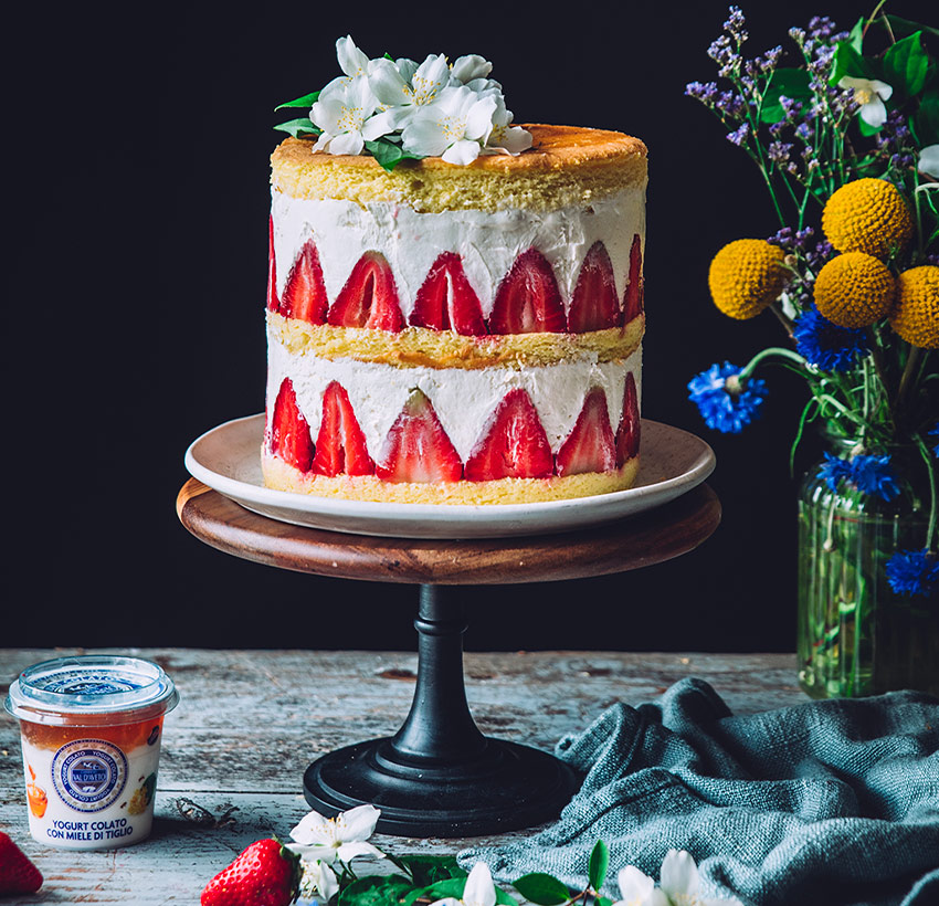 Torta di fragole con yogurt colato con miele