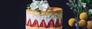 Torta di fragole con yogurt colato con miele