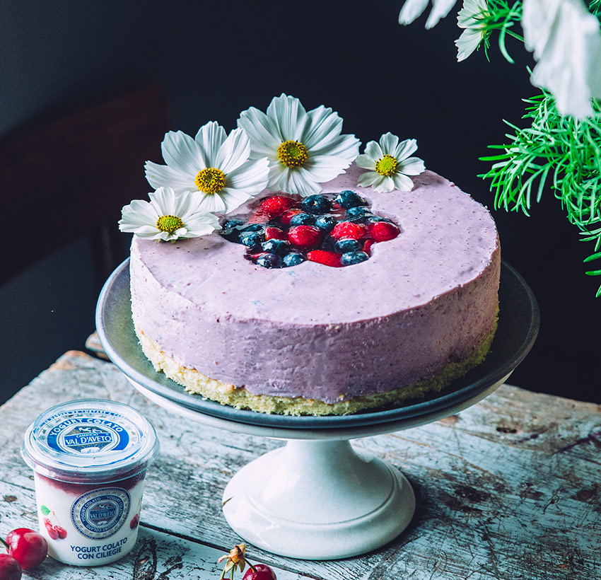 Torta fredda con yogurt colato con ciliegia e frutti rossi