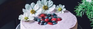 Torta fredda con yogurt colato con ciliegia e frutti rossi