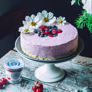 Torta fredda con yogurt colato con ciliegia
