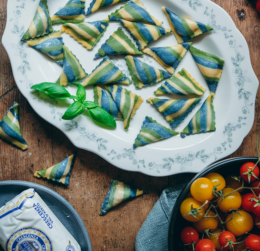 Ravioli colorati con certosa e zucchine