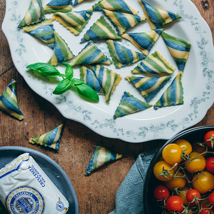 Ravioli colorati con certosa e zucchine