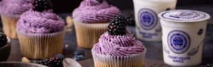 Cupcake alla cannella con frosting allo yogurt colato bianco