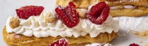 Eclairs con crema allo yogurt colato con strudel di mele parallasse