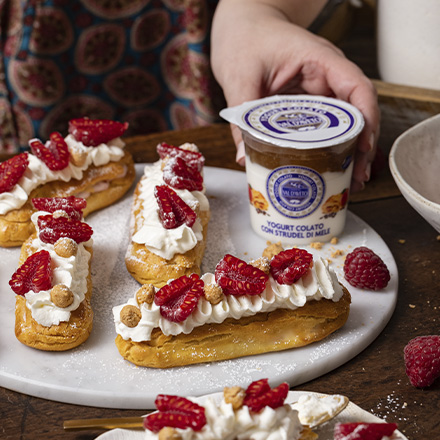 Eclairs con crema allo yogurt colato con strudel di mele sm