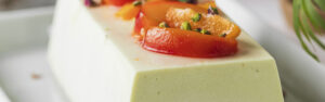 Mattonella allo yogurt al pistacchio e pesche