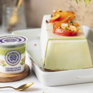 Mattonella allo yogurt al pistacchio e pesche
