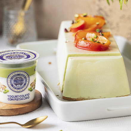 Mattonella allo yogurt al pistacchio e pesche