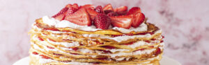 Torta di crepes con crema chantilly parallasse